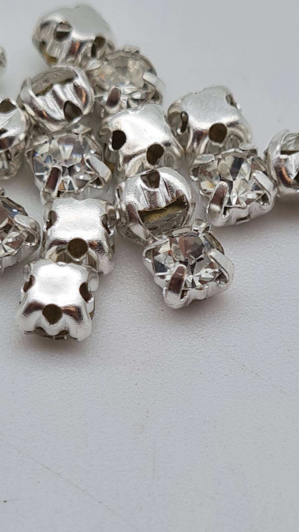 เพชรคริสตัลก้นแหลมสีใส พร้อมหนามเตย ประกอบมากับเม็ดคริสตัลเรียบร้อยพร้อมใช้งาน คริสตัลก้นแหลมหนามเตย