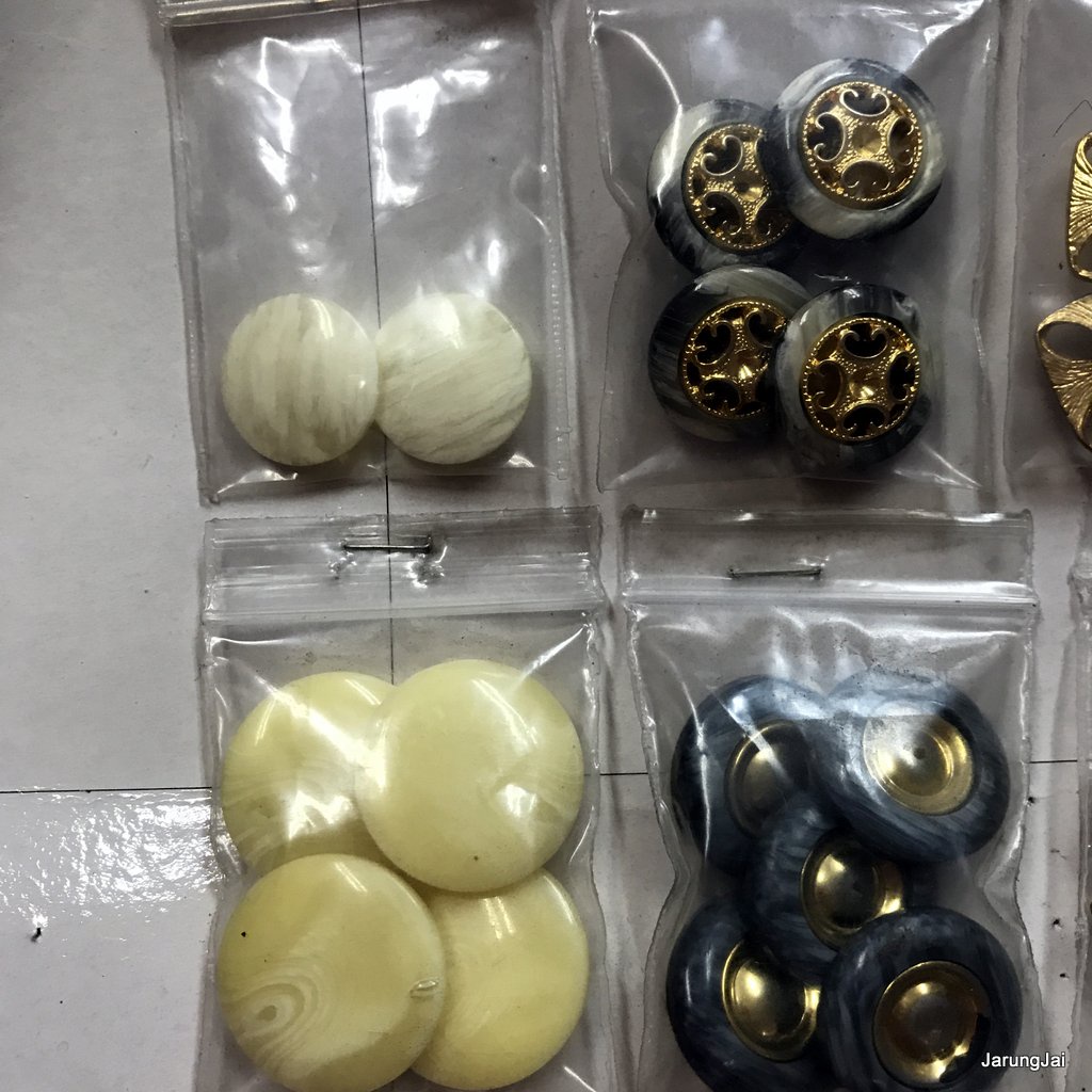 กระดุม เสื้อผ้าผู้หญิง ขายเหมา 13 แบบ รวม 50 กว่าเม็ด ของสะสม ลดราคาพิเศษ