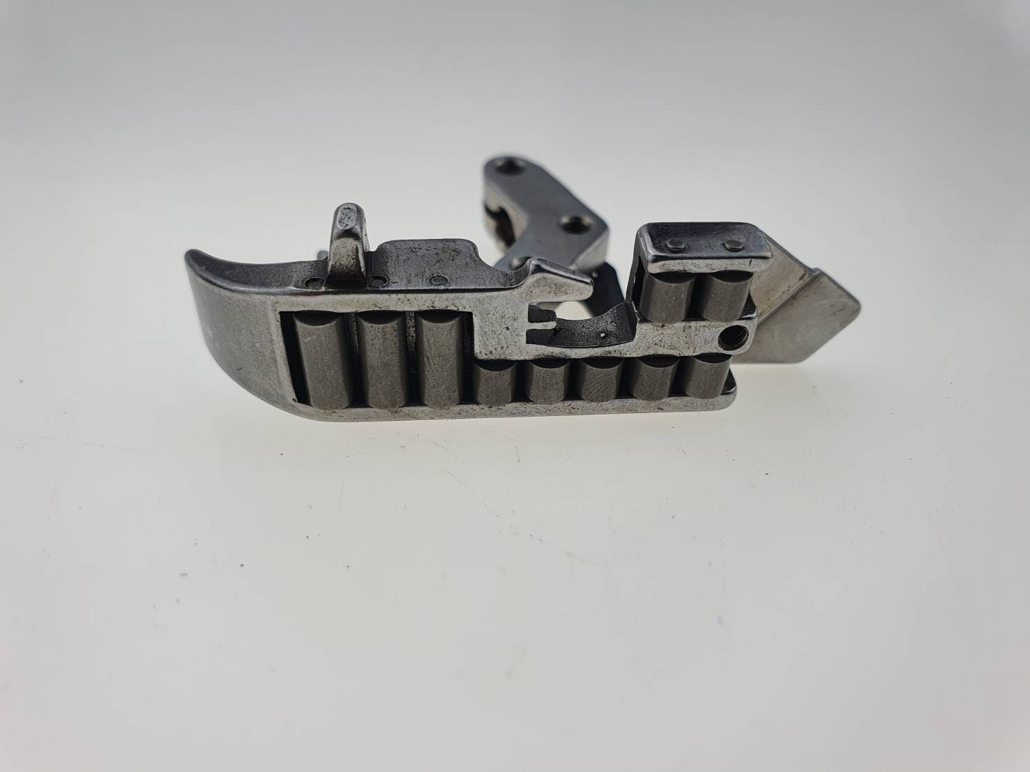 ตีนผีพิเศษแบบล้อสำหรับจักรโพ้งอุตสาหกรรม สี่เส้น สำหรับเย็บผ้ายืด เย็บงานหนัง งาน PVC