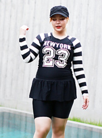 ชุดว่ายน้ำคนอ้วน พร้อมส่ง :ชุดว่ายน้ำไซส์ใหญ่สีดำขาวแต่งลายทางและอักษร แต่งชายเสื้อ set 4 ชิ้นมีเสื้อแขนยาว บราตัวใน กางเกงบิกินี่ กางเกงด้านนอก แบบเก๋น่ารักมากๆจ้า :รายละเอียดไซส์คลิกเลยจ้า