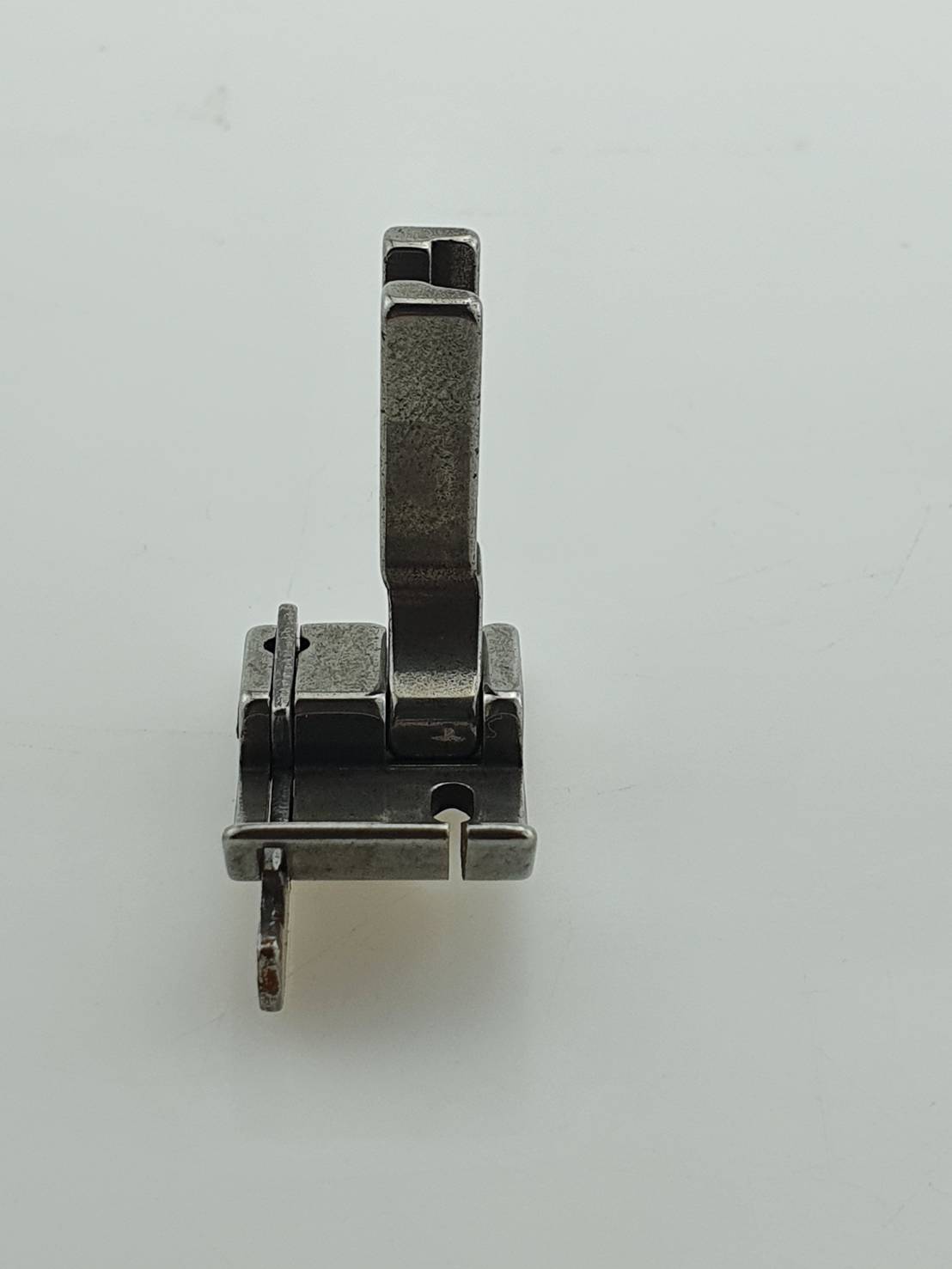 ตีนผีกั้นซ้าย SP-18L สำหรับ เย็บและกั้นระยะเช่น คิ้ว สำหรับจักรเข็มเดี่ยวอุตสาหกรรม