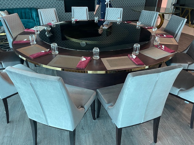 Trp. โต๊ะกลม ขอบคิ้วทอง ขนาด 280 ซม.พร้อมชุดจานหมุนอาหาร กระจกกรม 200 ซม.ฐานรองหมุนไฟฟ้าถ่านชาร์ทรีโมท 1 ชุด