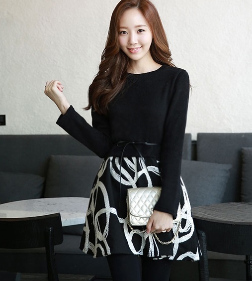 ((พร้อมส่ง)) เสื้อผ้าแฟชั่นผู้หญิง : ชุดเสื้อ+กระโปรงสีดำ กระโปรงแต่งลายกราฟฟิกสีขาว น่ารัก น่ารักจ้า