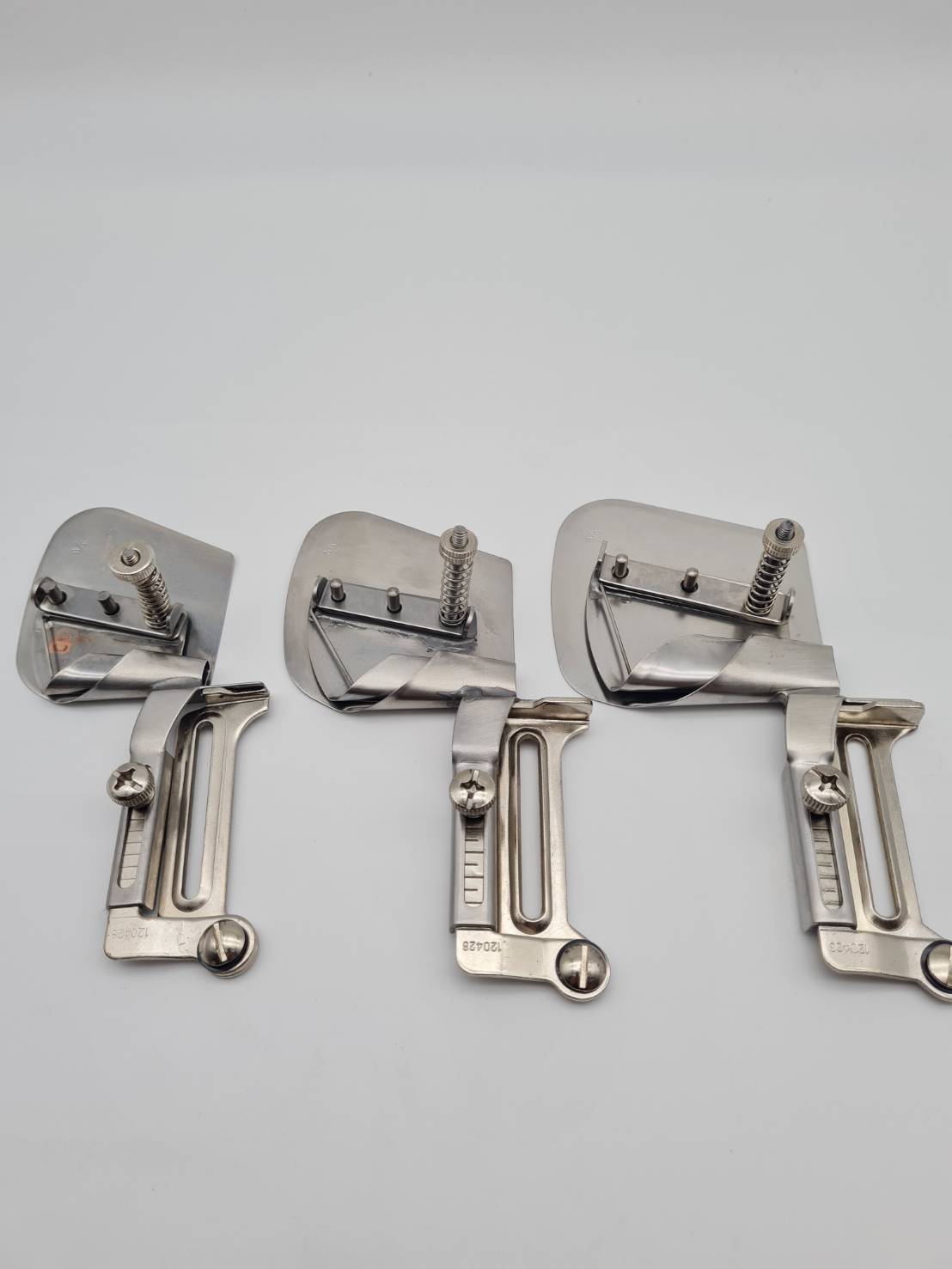 ซองพับชายผ้าและดึงยาง ห่อยางยืดในตัว สามารถปรับความตึงของยางได้ หลายระดับ ใช้กับจักรอุตสาหกรรมเข็มเดี่ยว ติดตั้งไม่ต้องเปลี่ยนฟันจักร