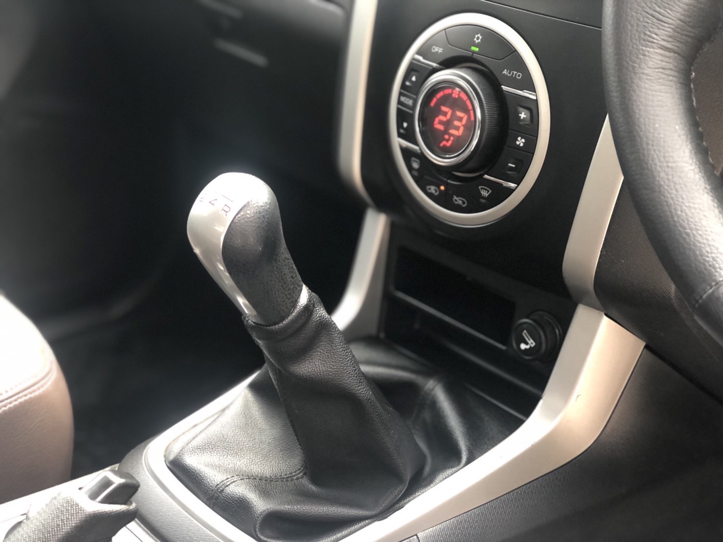 Isuzu Dmax Vcross 3.0Z Pretige Vgs Turbo Cab4 MT 2012