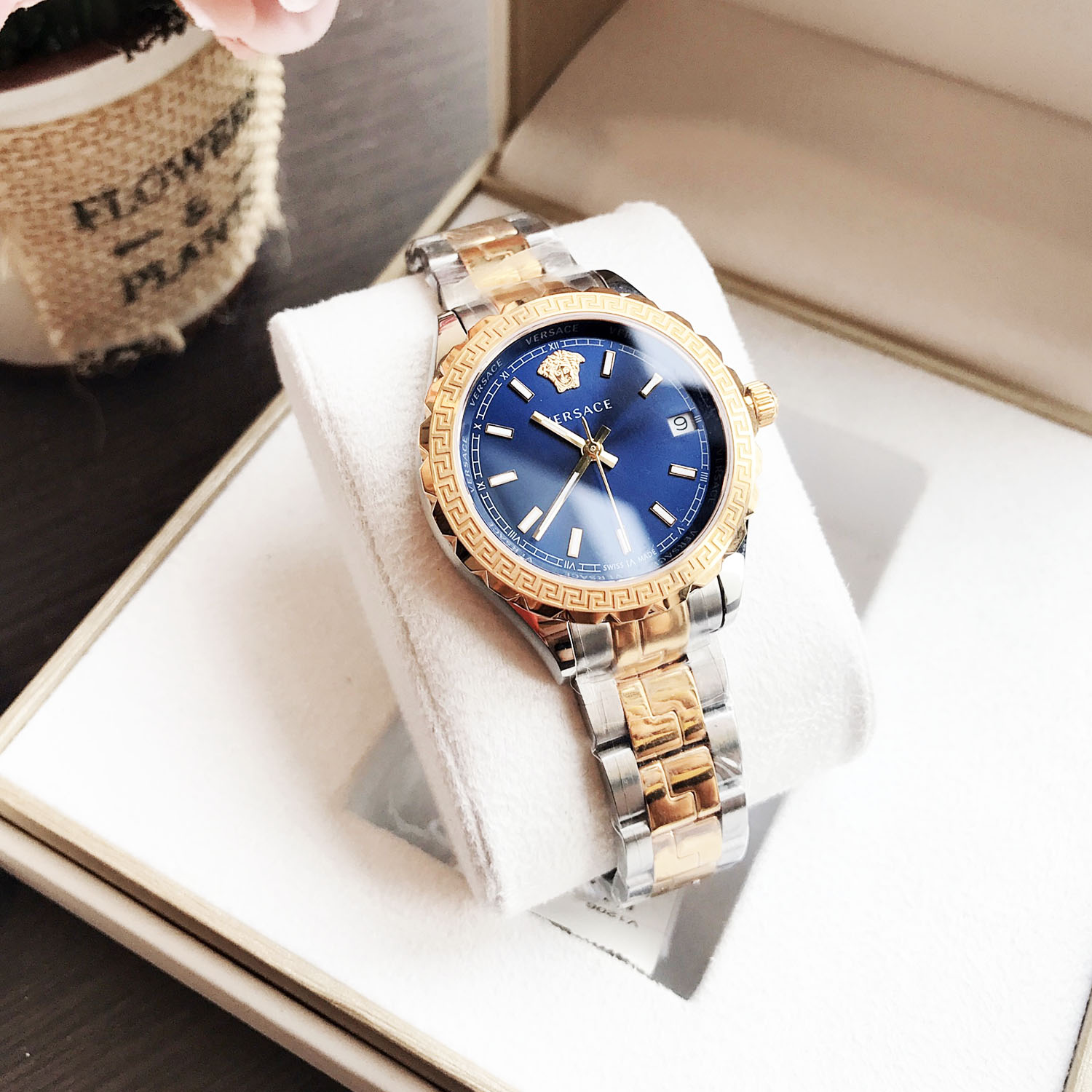 Versace V12060017 นาฬิกาผู้หญิง Hellenyium Quartz Swiss Made Women's Watch