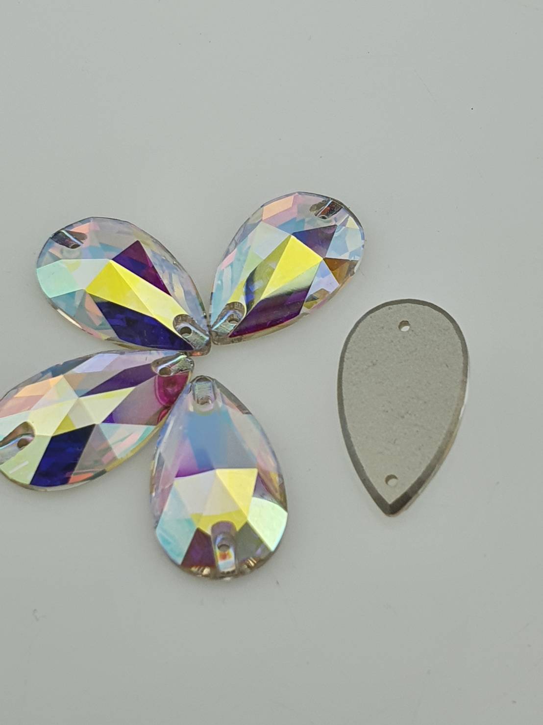 คริสตัลหยดสำหรับเย็บชุดลิเก แบบเหมือนของแท้และแบบกระจกมีขนาดหยดน้ำเล็กและหยดน้ำใหญ่