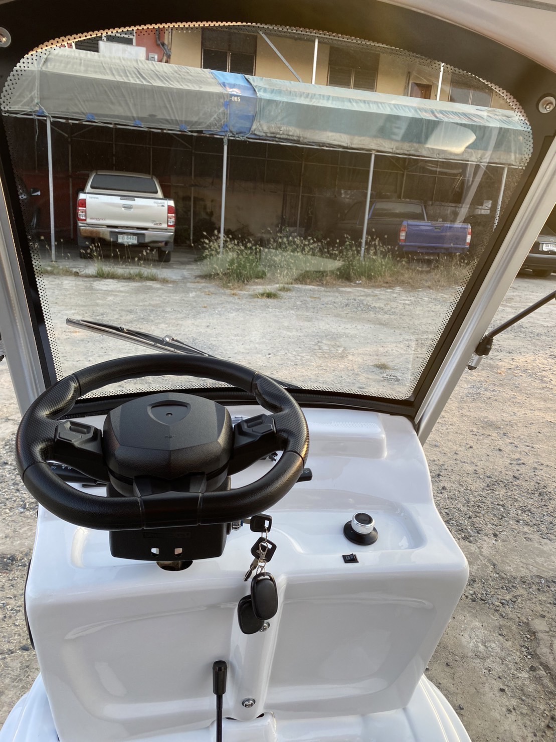 รถกอล์ฟไฟฟ้า 4 ล้อ 6 ที่นั่ง รุ่น M-04T ขับแบบพวงมาลัย