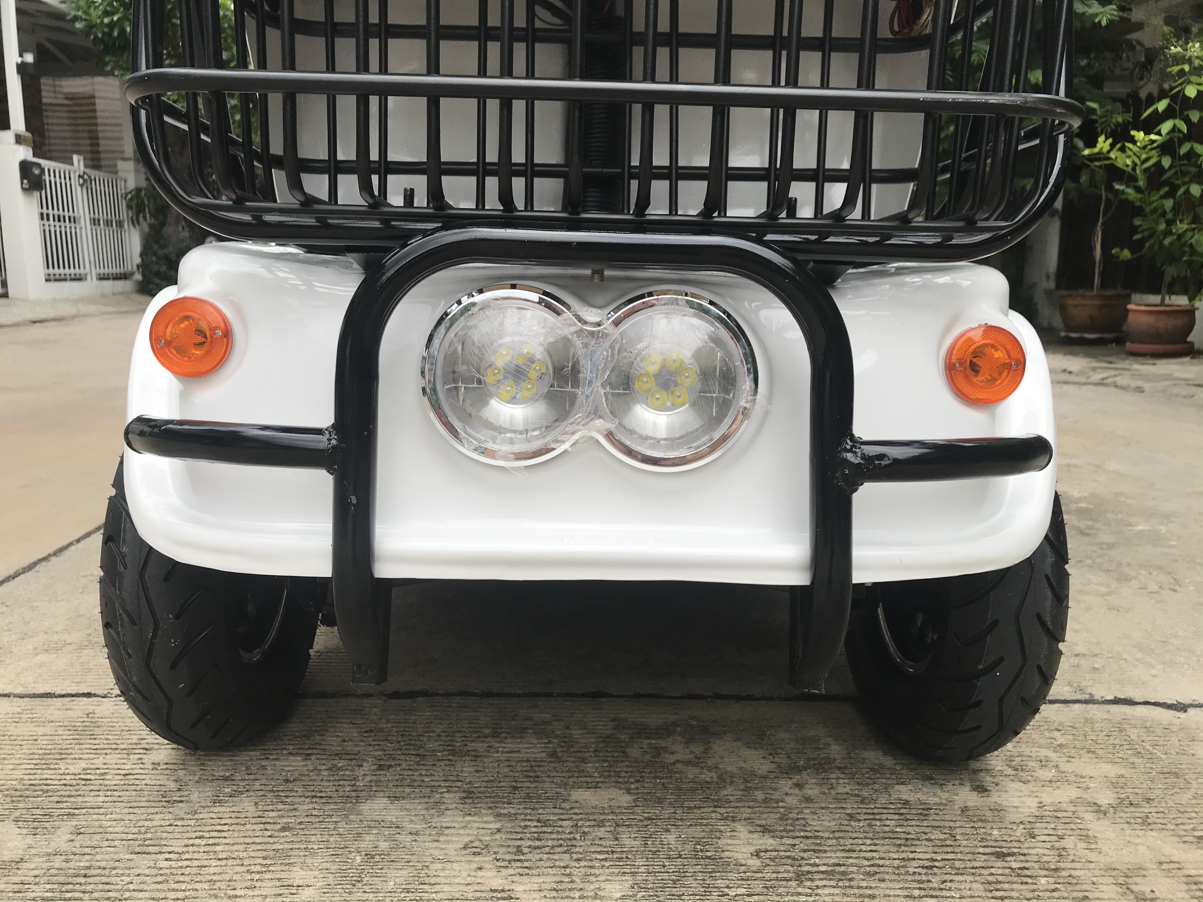 รถไฟฟ้า 4 ล้อ 3 ที่นั่ง รุ่น M-01 ยี่ห้อ CLP CAR สีขาว ขับแฮนด์บิด