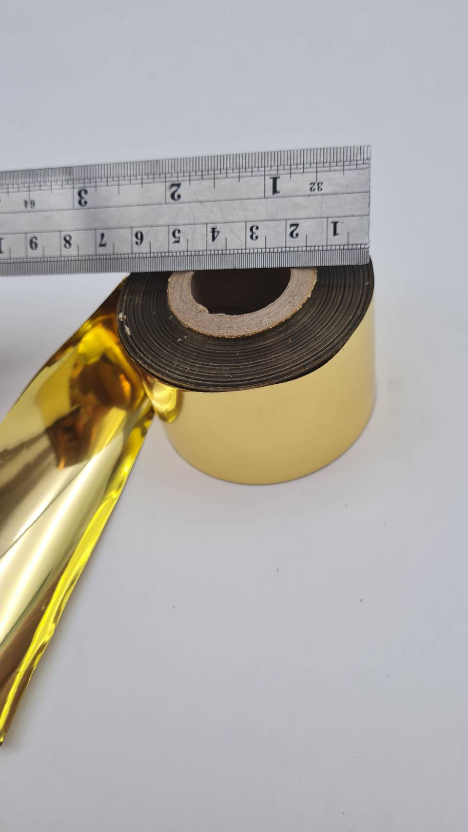 ทองวิทยาศาสตร์แบบม้วนยาว 120เมตร กว้าง 4 เซนติเมตร ใช้งานประดับตกแต่งโดยเฉพาะวัสดุผิวเรียบ gold leaf