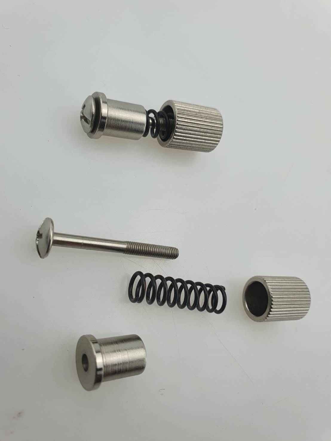 น๊อตยึดตีนผี สำหรับจักรอุตสาหกรรมเข็มเดียว ช่วยลดขั้นตอนการเปลี่ยนตีนผีโดยไม่ต้องให้ไขควง ใช้งานง่าย ยึดได้แน่น มากๆ