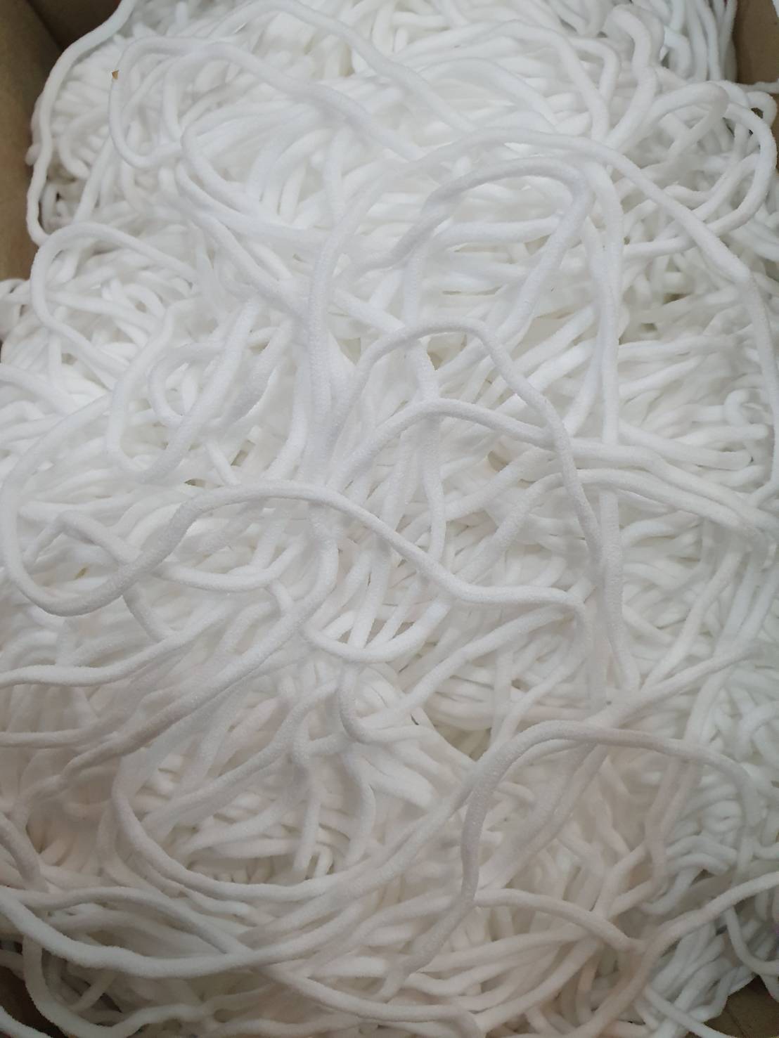 ยางยืดกลมขนาด 3 มิลลิเมตร สีขาว 500กรัมสำหรับงานเย็บเป็นยางทอ กลมเนื้อนิ่มเย็บได้ง่ายไม่ขาด เป็นยางทอแท้ ไม่ใช่ยางแท่งหรือยางพารา สามารถทำสายคล้องได้ ไม่เจ็บหู