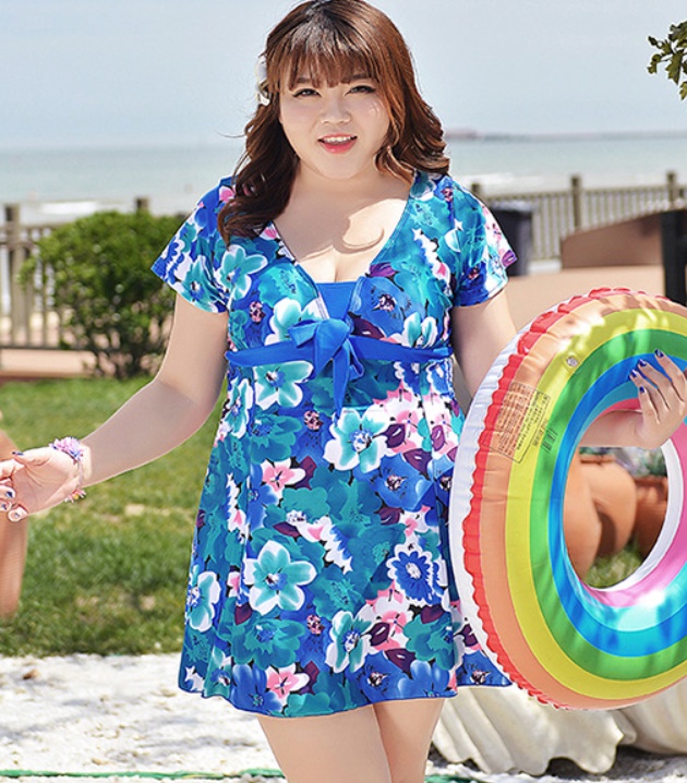 ชุดว่ายน้ำคนอ้วน ไซส์ใหญ่พร้อมส่ง :ชุดว่ายน้ำแฟชั่นสีน้ำเงินแต่งลายดอกไม้สีสันสดใสแบบเก๋ มีกางเกงขาสั้นใส่ด้านใน น่ารักมากๆจ้า:รอบอก46-58นิ้ว เอว36-48นิ้ว สะโพก40-52นิ้วจ้า