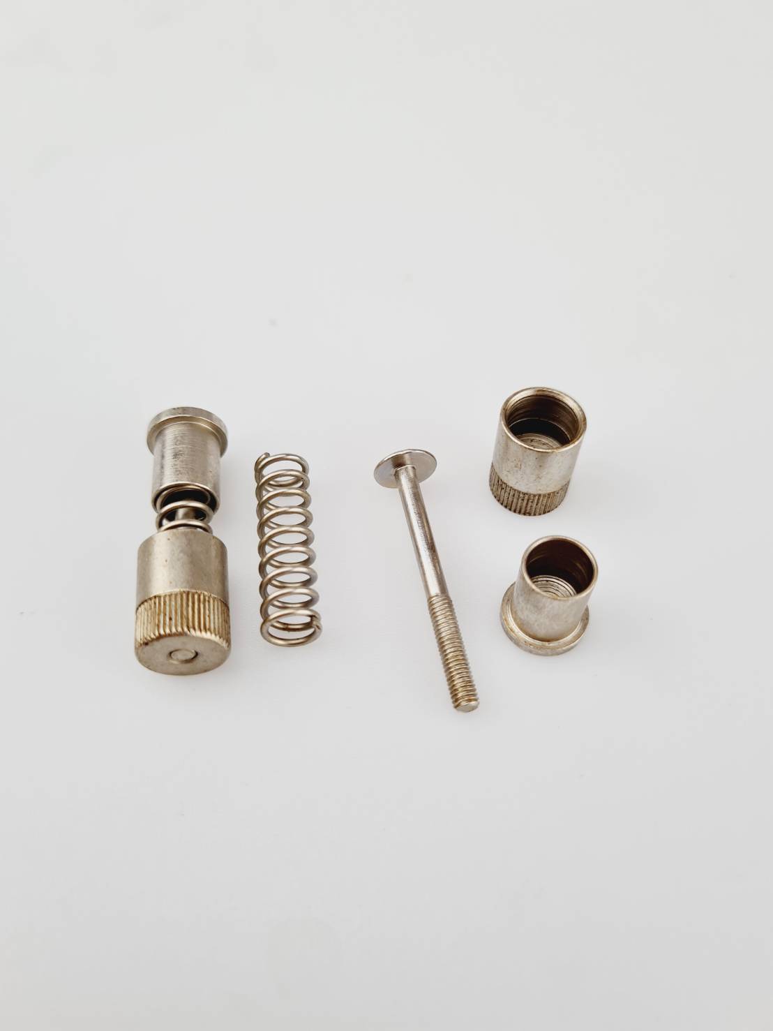 น็อตยึดตีนผีสำหรับจักรอุตสาหกรรมเข็มเดี่ยว สามารถเปลี่ยนตีนผีได้อย่างรวดเร็ว จักรเย็บผ้า สำหรับโรงงานหรือ ใช้ในครัวเรือน