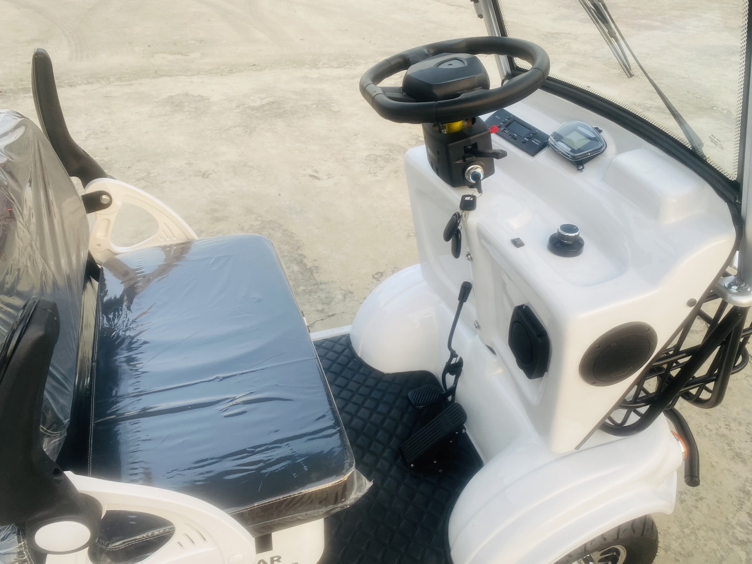 รถกอล์ฟไฟฟ้า 4 ล้อ 6 ที่นั่ง รุ่น M-04T ขับแบบพวงมาลัย