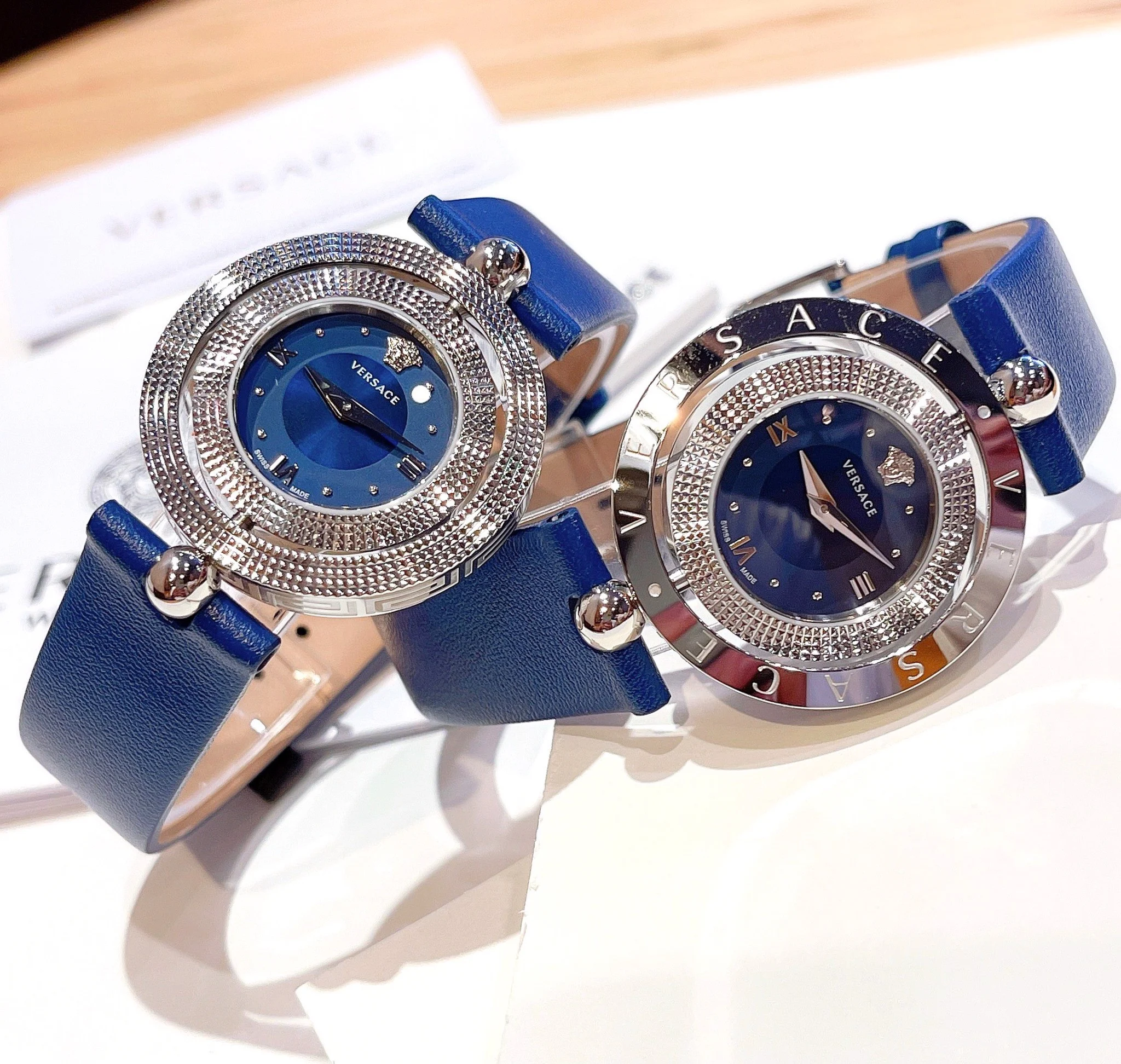 Versace VE7900220 นาฬิกาผู้หญิง Eon Quartz Women's Watch