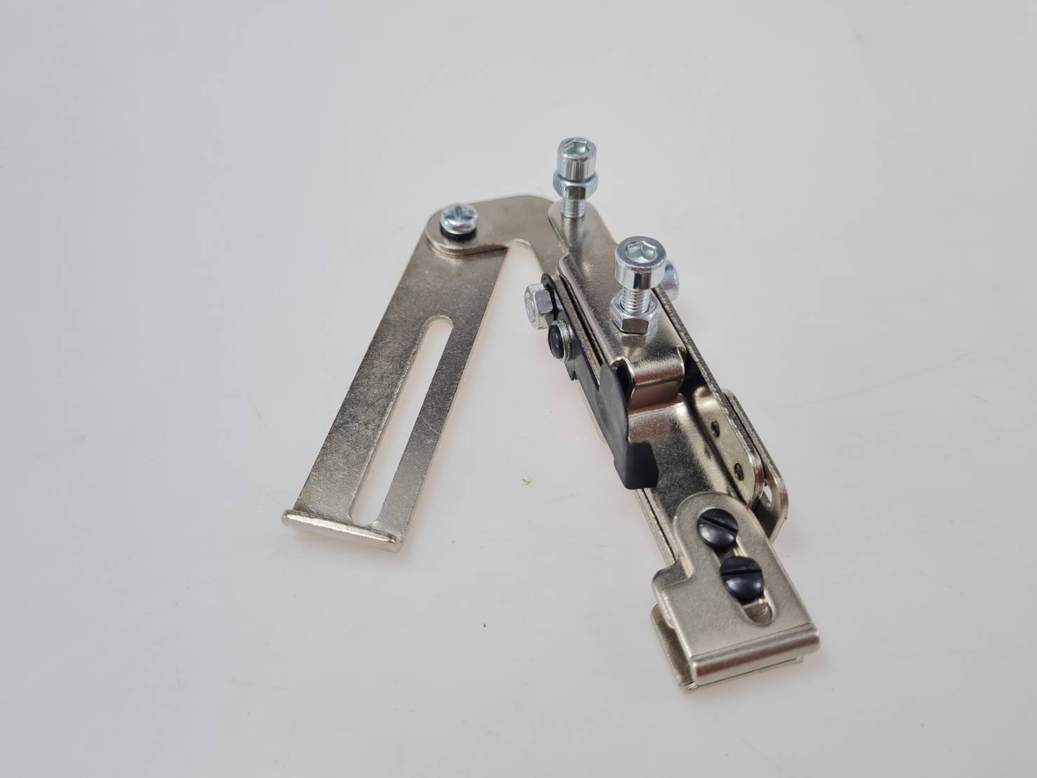 ซองกั้นผ้าสำหรับช่วยเย็บซิบใหเป็นแนวตรง ใช้กับจักกรอุตสาหกรรมเข็มเดี่ยว ใช้เย็บซิบได้หลายขนาดสามารถปรับขนาดได้ ซองกุ้น ซองเย็บผ้า ซองกุ๊นผ้า