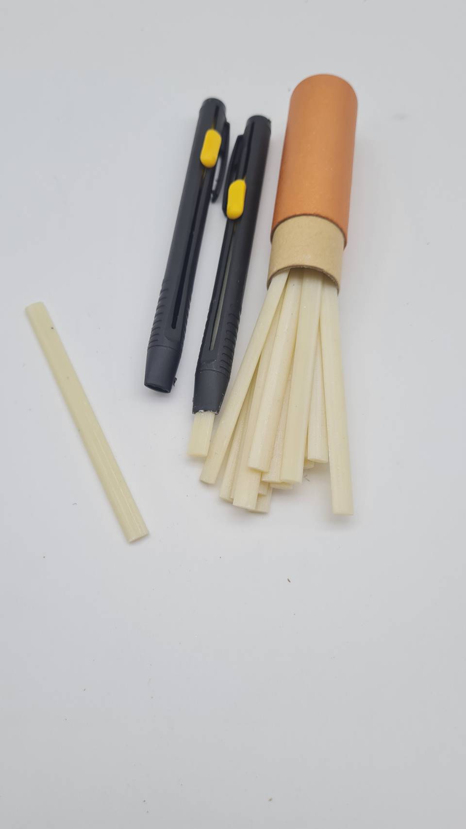 ชอร์คเขียนผ้า เส้นคมชัดไม่ต้องเหลาเนื้อเหนียวไม่หักง่ายใช้งานสะดวกมีปากกา 2ชิ้น ชอร์ค 20 ชิ้น