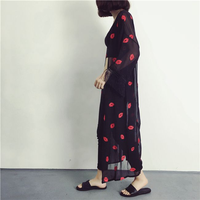 เสื้อคลุมแฟชั่น พร้อมส่ง : เสื้อคลุมสีดำแต่งลายปากสีแดงและพู่ที่ปลายแขน แบบเก๋มากจ้า