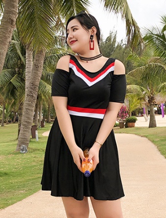 ชุดว่ายน้ำคนอ้วน 7xl พร้อมส่ง :ชุดว่ายน้ำไซส์ใหญ่สีดำเว้าไหล่แต่งลายทาง มีกางเกงขาสั้นแบบสวยมากๆจ้า:รอบอก40-50นิ้ว เอว36-48นิ้ว สะโพก42-54นิ้วจ้า