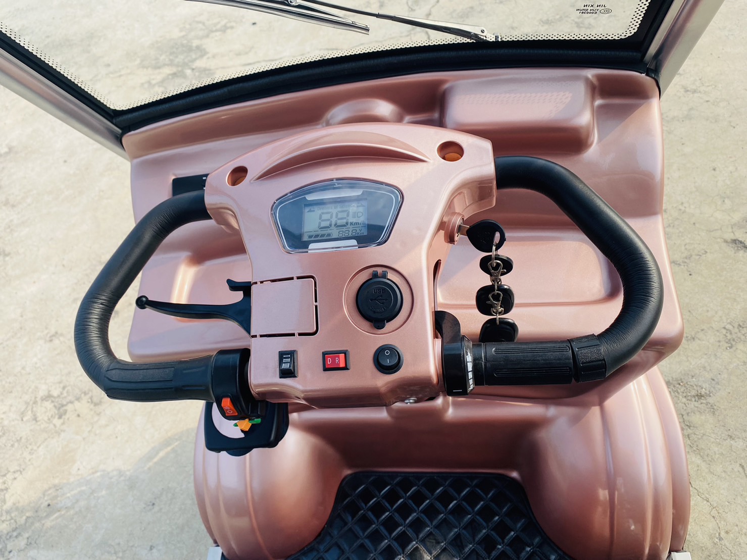 รถไฟฟ้า 4 ล้อ 4-5 ที่นั่ง รุ่น M-01T ยี่ห้อ CLP CAR ขับแฮนด์บิด สีชมพูพิ้งค์โกลว์