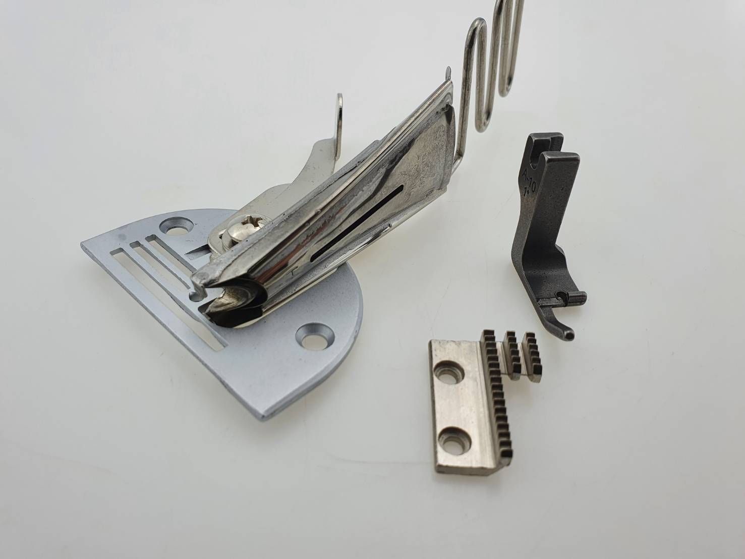 ซองกุ้นขอบผ้าแบบเปลี่ยนชุดฟันสำหรับผ้าหนาปากซองกว้างเป็นพิเศษ สำหรับ กุ้นขอบเสื่อ หรือ แผ่นหนังหนา ขนาด 32-60 มิลลิเมตร