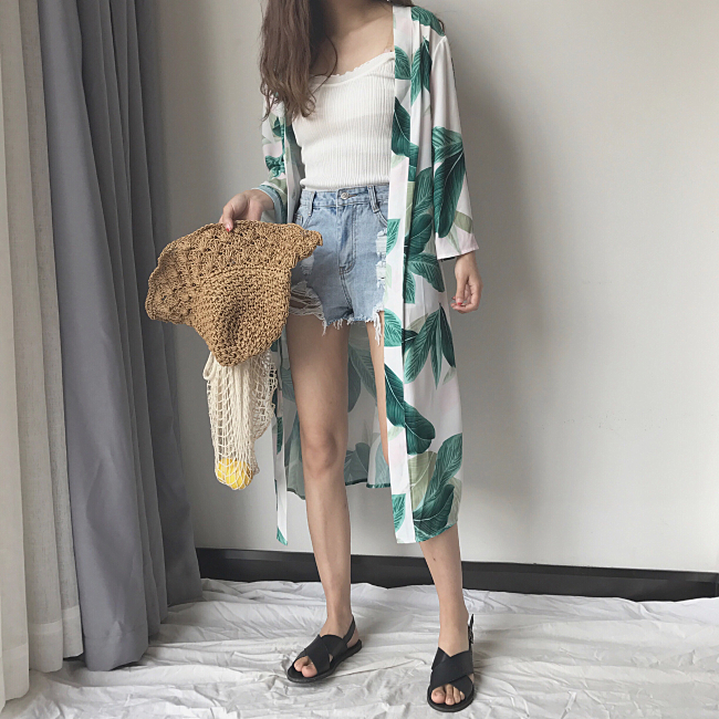 เสื้อคลุมแฟชั่น พร้อมส่ง : เสื้อคลุมสีขาวแต่งลายใบไม้สีเขียวสดใส แบบสวยมากจ้า