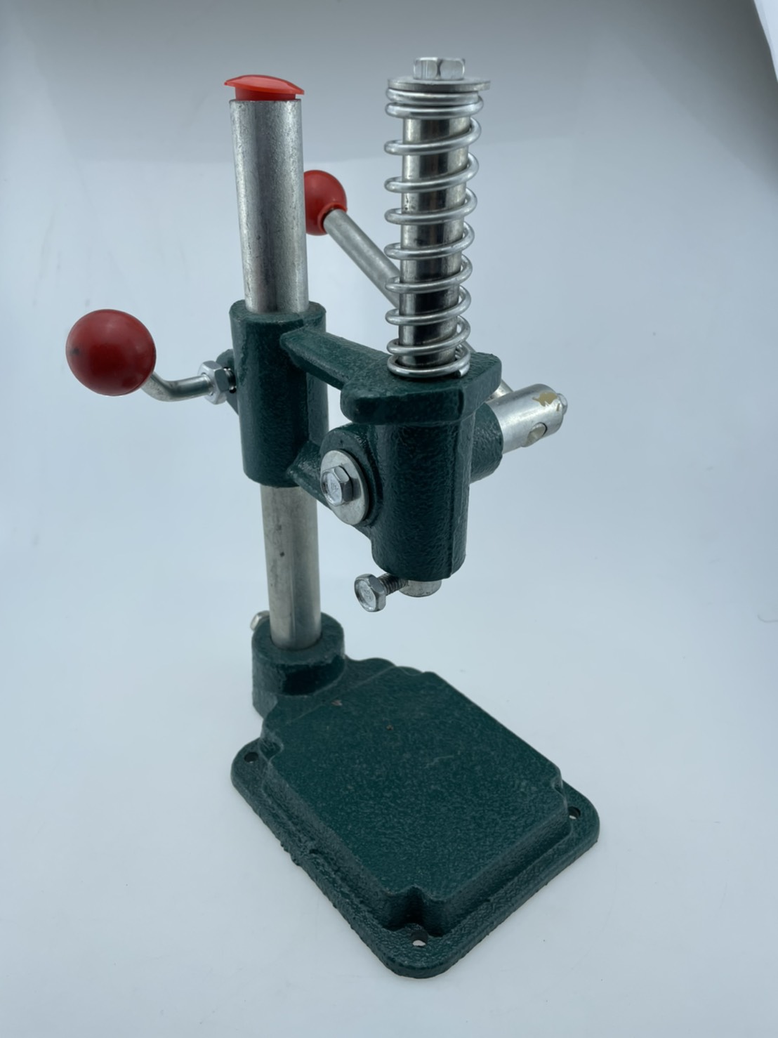 เครื่องกดสำหรับปั๊มกระดุมโดยใช้แรงจากมือเจาะรูงานผ้าหรือใช้