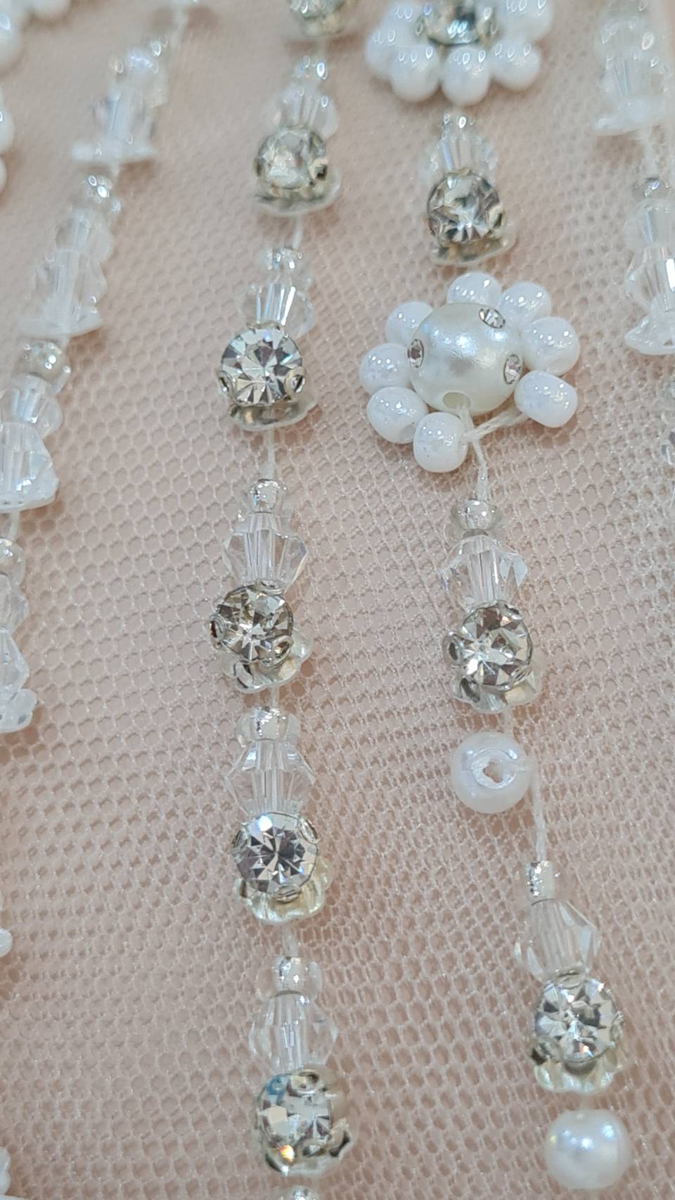 เพชรคริสตัลก้นแหลมสีใส พร้อมหนามเตย ประกอบมากับเม็ดคริสตัลเรียบร้อยพร้อมใช้งาน คริสตัลก้นแหลมหนามเตย