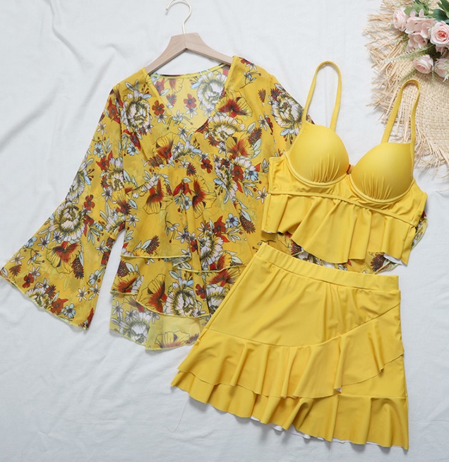 ชุดว่ายน้ำไซส์ใหญ่ 5xl พร้อมส่ง :ชุดว่ายน้ำคนอ้วนเที่ยวทะเลสีเหลืองแต่งระบายและลายดอกไม้ set 3 ชิ้นมีบรา กระโปรงติดกางเกงขาสั้นและเสื้อคลุมแบบสวย น่ารักมากๆจ้า:บรารอบอก40-48นิ้ว เอว30-40นิ้ว สะโพก36-46นิ้ว เสื้อคลุมรอบอกกว้าง48นิ้ว