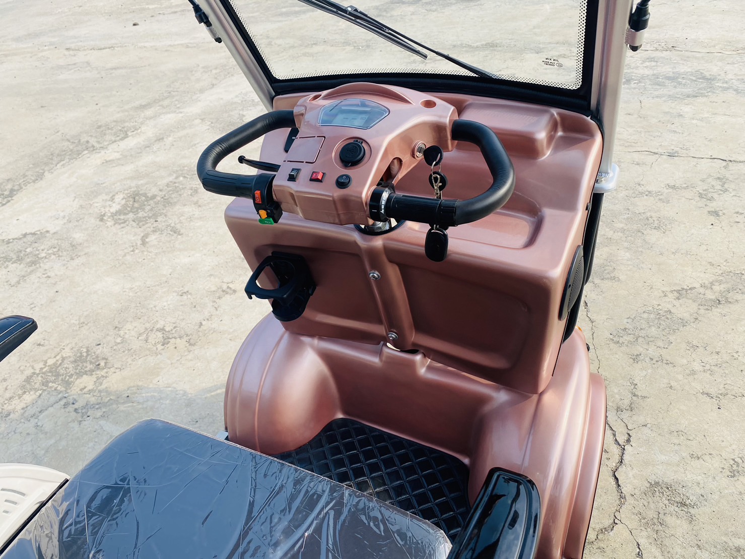 รถไฟฟ้า 4 ล้อ 4-5 ที่นั่ง รุ่น M-01T ยี่ห้อ CLP CAR ขับแฮนด์บิด สีชมพูพิ้งค์โกลว์