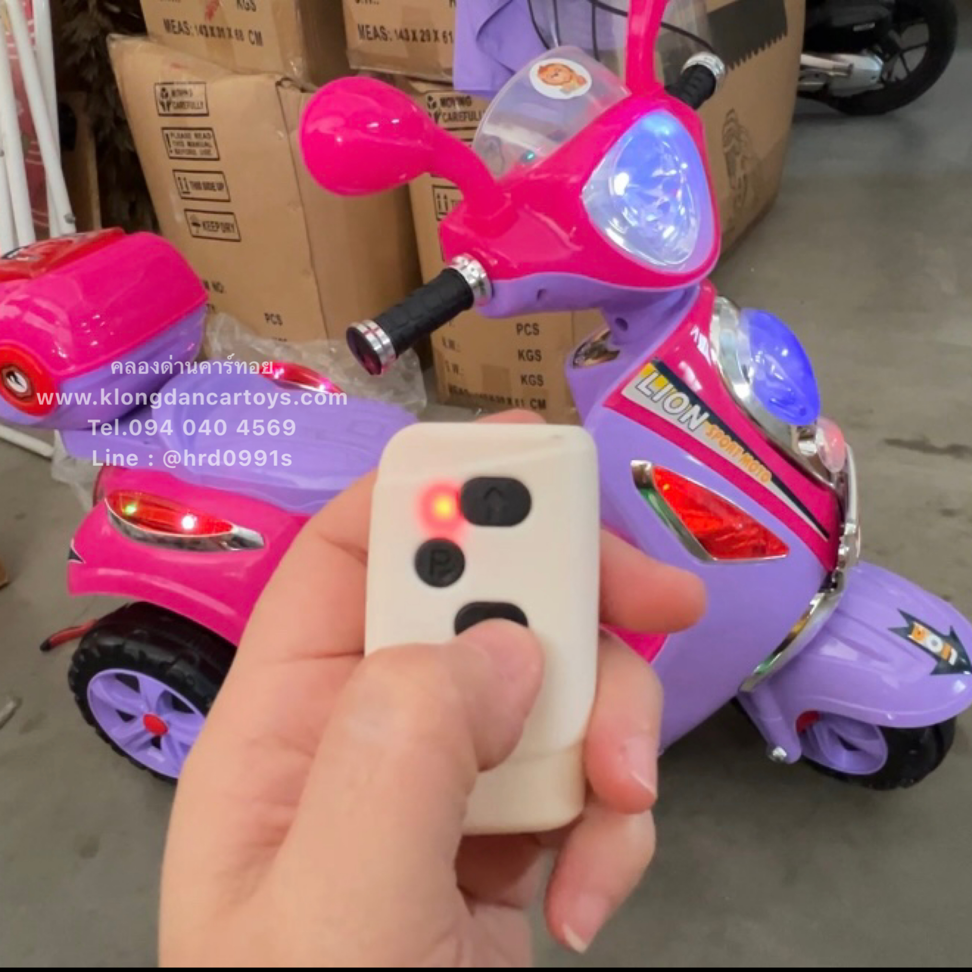 รถฟีโน่เด็กแบตเตอรี่*มีรีโมท* (เล่นusb auxได้, ท้ายมีที่ใส่ของ)