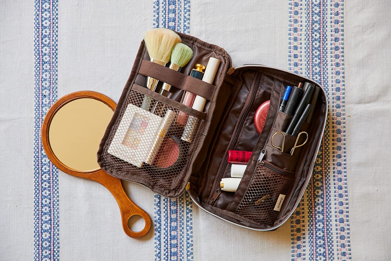 [พร้อมส่ง] กระเป๋าใส่เครื่องสำอาง ทรงช็อคโกแลต ฉลองครบรอบ 95 ปี เมจิช็อคโกแลตญี่ปุ่น นำเข้าจากญี่ปุ่น Meiji Milk Chocolate Pouch Book Bag 明治ミルクチョコレート 95th Anniversary マルチポーチ BOOK (バラエティ)