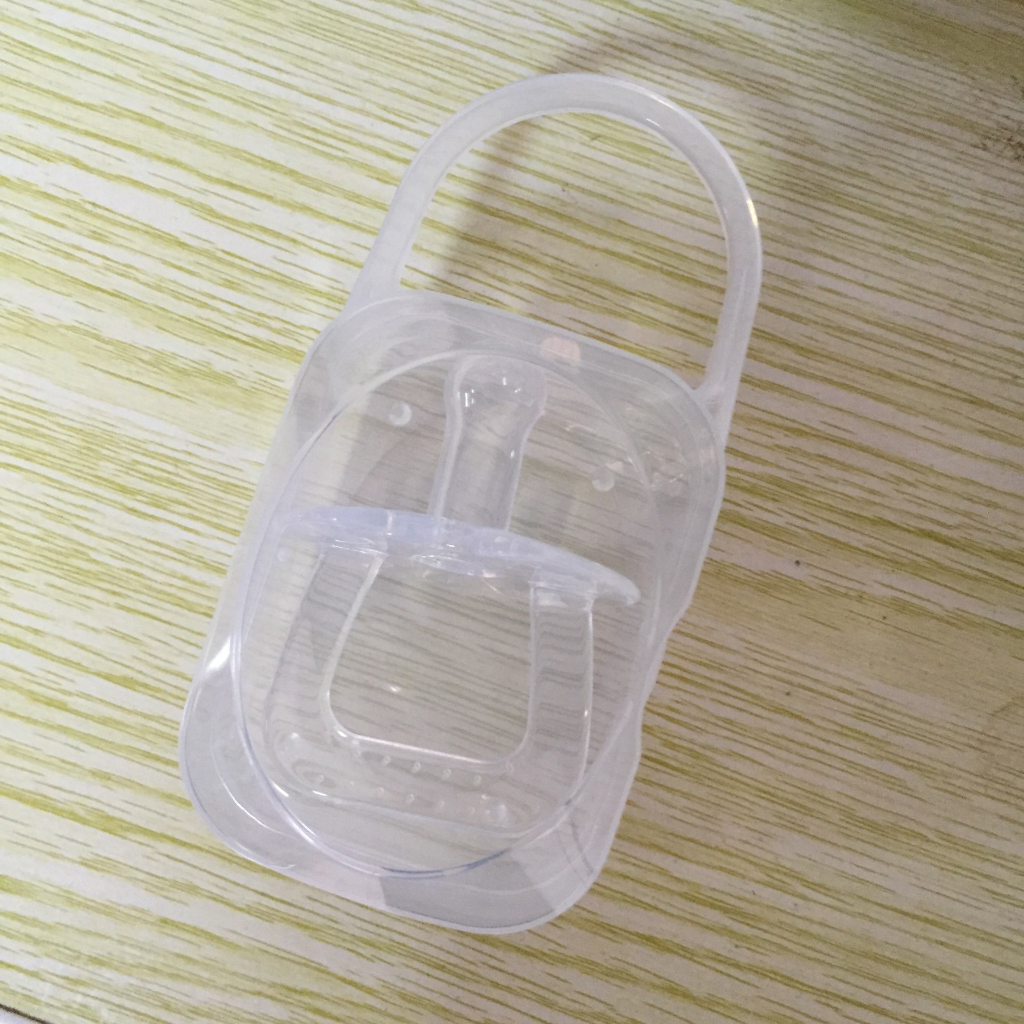 กล่องเหลี่ยมเล็ก มีหูแขวน กล่องใส่จุกนมหลอก กันฝุ่นพกพา ไม่รวมสินค้าภายในกล่อง