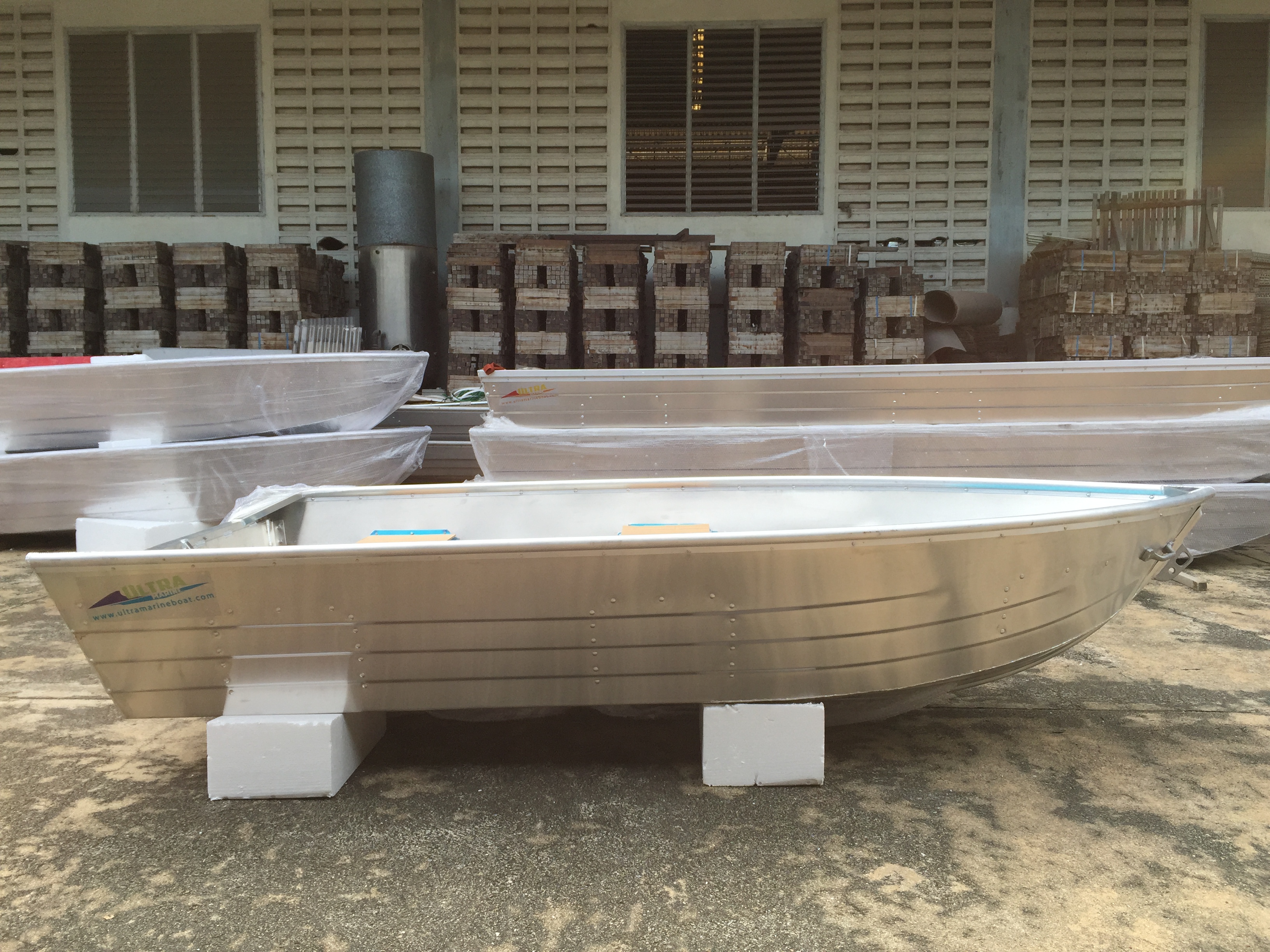 เรือท้องวี รุ่น AV10