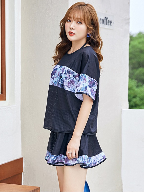 ชุดว่ายน้ำคนอ้วน 5xl พร้อมส่ง:ชุดว่ายน้ำไซส์ใหญ่สีดำแต่งลายดอกไม้ set 3 ชิ้นมีบราผูกคอและหลัง กระโปรงติดกางเกงขาสั้นและเสื้อคลุมแบบสวยน่ารักมากๆจ้า:- บรารอบอก 38 - 48 นิ้ว- เอว 32 - 44 นิ้ว- สะโพก 40 - 52 นิ้ว - เสื้อคลุมรอบอกกว้าง 52 นิ้ว