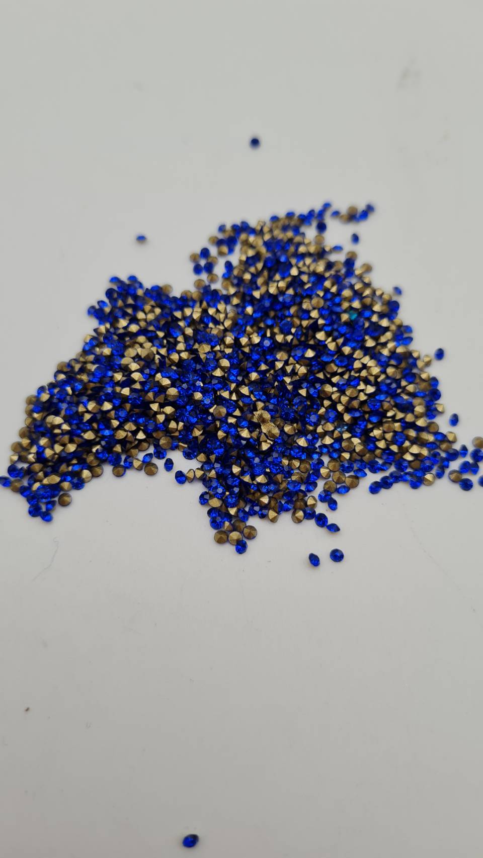 เพชรคริสตัลก้นแหลมขนาด 1.7 มิลลิเมตร (SS5) เพชรคริสตัลสำหรับงานเครื่องประดับ งานจิวเวลรี่ 1 ห่อมี 1440 เม็ด