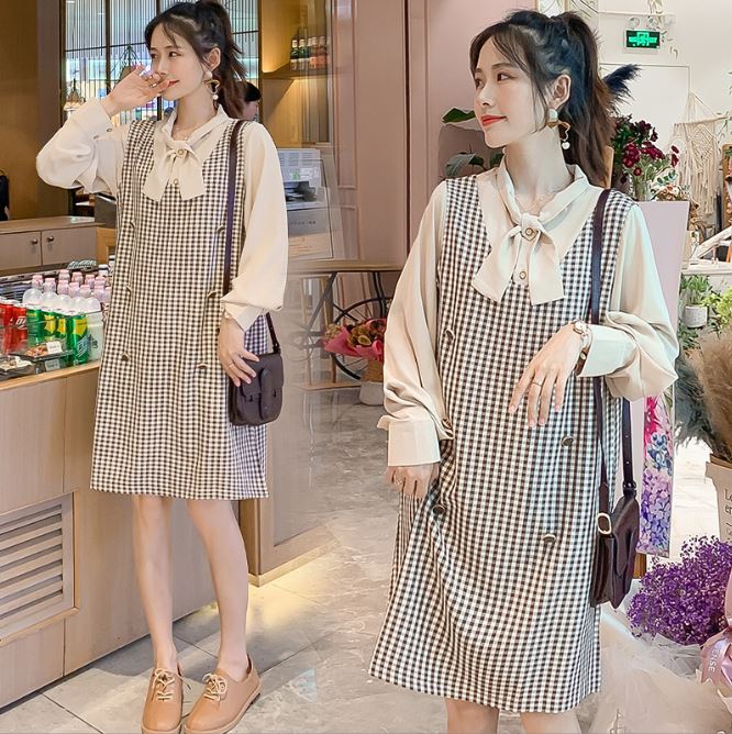 เอี๊ยมกระโปรงคลุมท้องลายสก๊อตแขนยาว ช่วงคอไขว้เป็นโบว์ แต่งด้วยกระดุม ลุคดูดี น่ารัก เรียบหรู M,L,XL,XXL