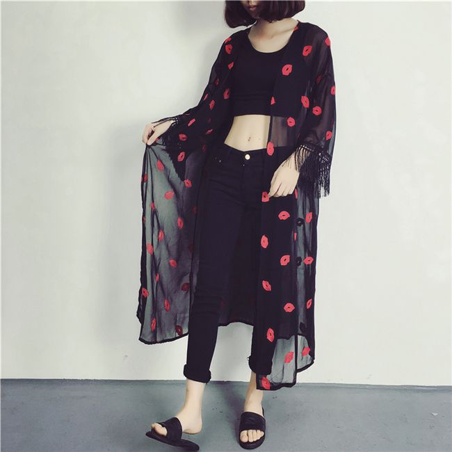 เสื้อคลุมแฟชั่น พร้อมส่ง : เสื้อคลุมสีดำแต่งลายปากสีแดงและพู่ที่ปลายแขน แบบเก๋มากจ้า