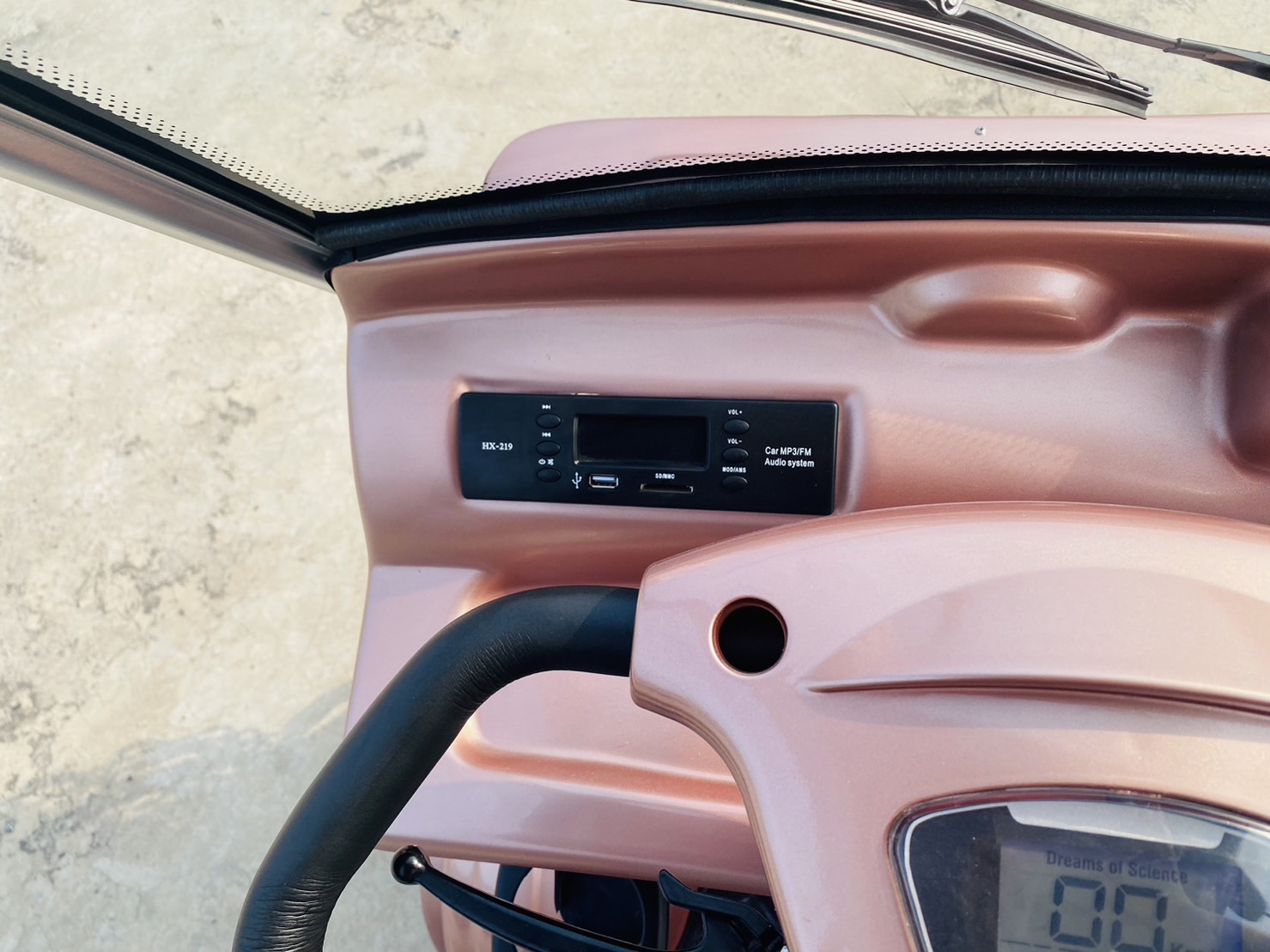 รถไฟฟ้า 4 ล้อ 4-5 ที่นั่ง รุ่น M-01T ยี่ห้อ CLP CAR ขับแฮนด์บิด สีชมพูพิ้งค์โกลว์