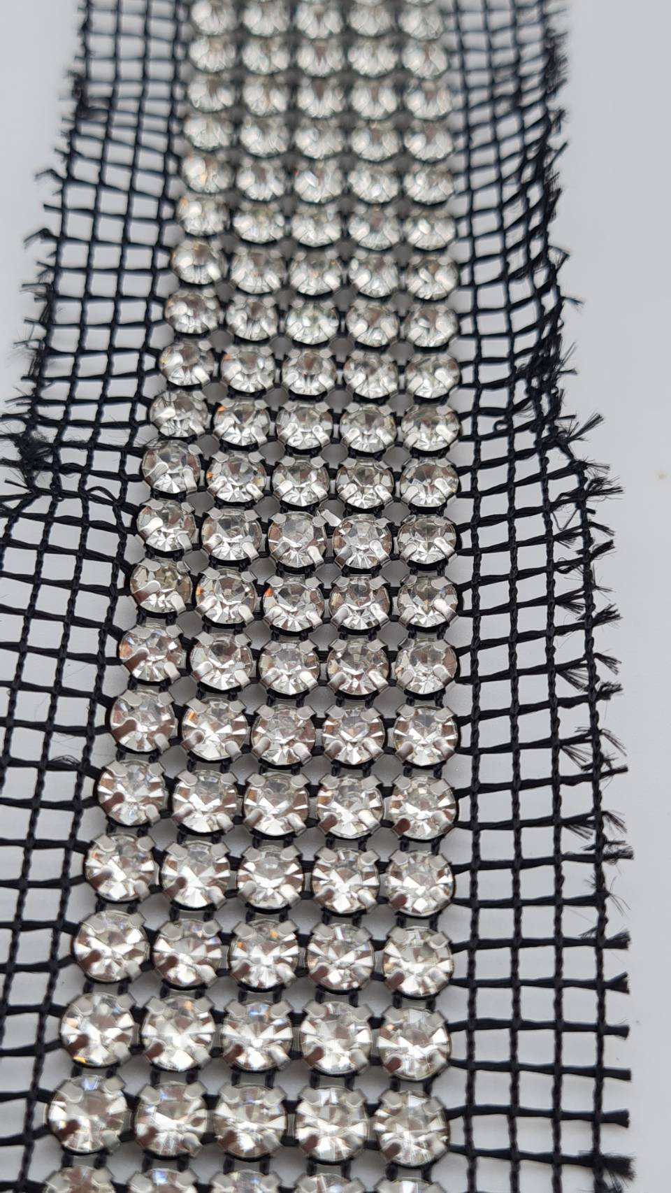 เพชรแถวตาข่ายขนาด 5มิลลิเมตร SS20 สีขาวใสความกว้าง 1 นิ้ว มี 5 แถวเพชร เพชรเส้น คริสตัลหนามเตย ประดับชุดโขน วัวลาน หนามเตยวัวลาน