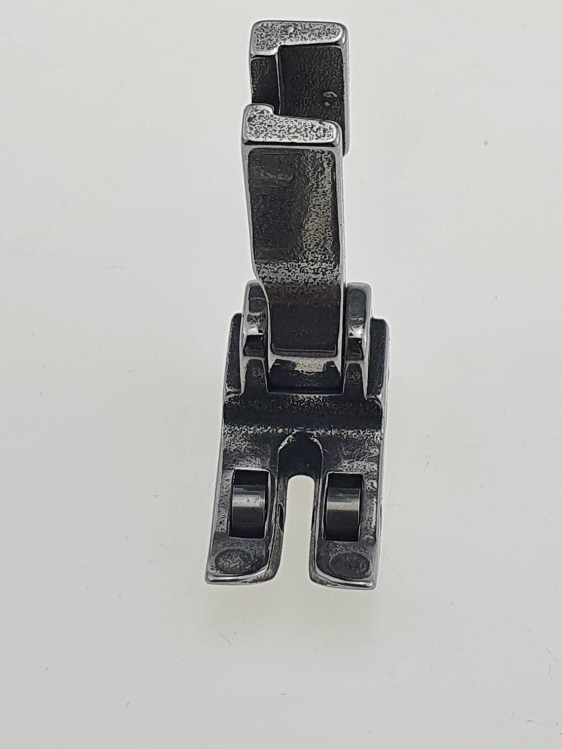 ตีนผีลูกล้อ SPK-3 สำหรับจักรอุตสาหกรรมเข็มเดี่ยว สำหรับเย็บงาน ผ้าหนา งานผ้าใบ งานผ้าม่าน งานเย็บหนังต่าง ๆ ช่วยทำให้เย็บงานลื่น