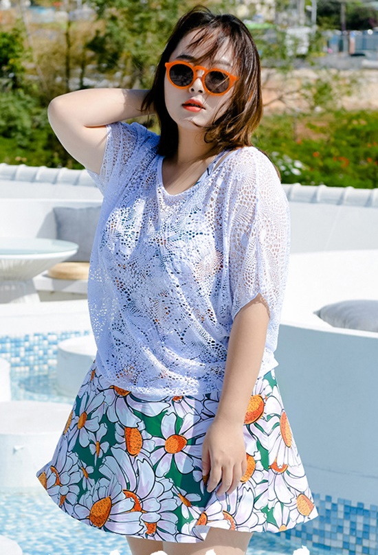 ชุดว่ายน้ำคนอ้วน 6xl พร้อมส่ง: ชุดว่ายน้ำไซส์ใหญ่สีเขียวแต่งลายดอกไม้สีสันสดใสมีกางเกงขาสั้นใส่ด้านในมาพร้อมเสื้อคลุมสีขาว แบบสวยน่ารักมากๆจ้า: ขนาด- รอบอก 38 - 46 นิ้ว- เอว 34 - 44 นิ้ว- สะโพก 40 - 54 นิ้ว- เสื้อคลุมรอบอกกว้าง 54 นิ้ว