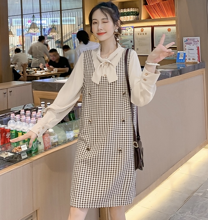 เอี๊ยมกระโปรงคลุมท้องลายสก๊อตแขนยาว ช่วงคอไขว้เป็นโบว์ แต่งด้วยกระดุม ลุคดูดี น่ารัก เรียบหรู M,L,XL,XXL