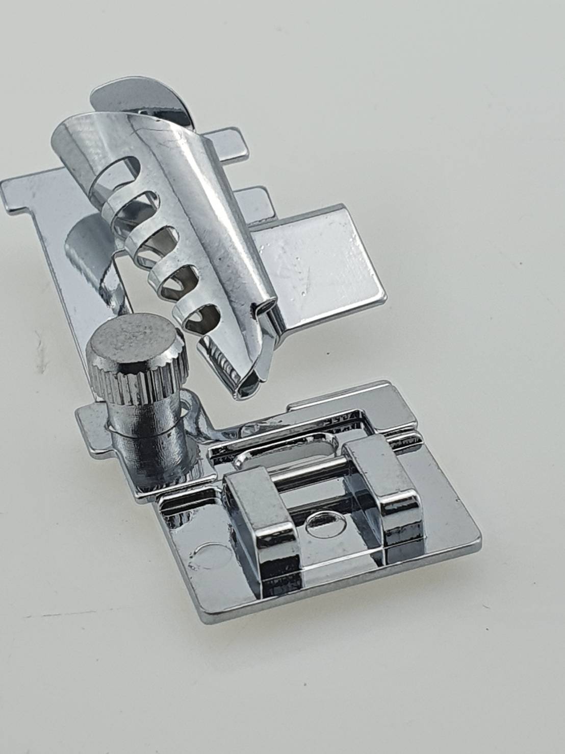 ตีนผีกุ๊นสำหรับจักรกระเป๋าหิ้ว สำหรับกุ๊นขอบผ้าใช้งานและติดตั้งได้ง่าย