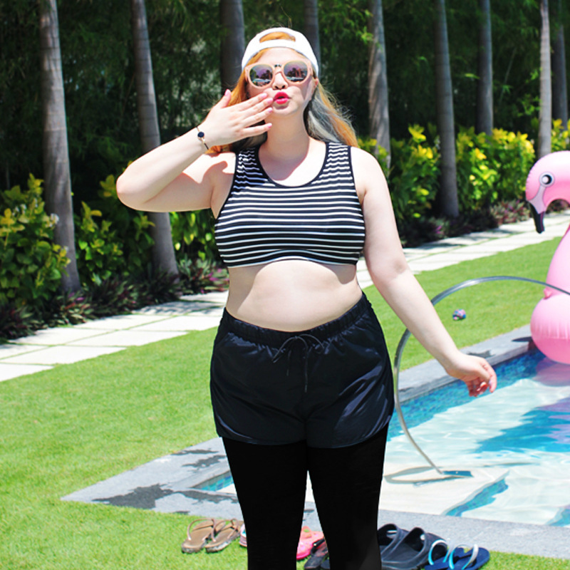 ชุดว่ายน้ำคนอ้วน แขนยาวแบบสปอร์ต 5xl พร้อมส่ง :ชุดว่ายน้ำไซส์ใหญ่แต่งลายทางแขนขายาว set 5ชิ้นมีบรา เสื้อคลุมแขนยาวซิปหน้า บิกินี่ กางเกงขาสั้นและกางเกงขายาว แบบสวยน่ารักมากๆจ้า :- บรารอบอก 40 - 50 นิ้ว- บิกินี่ เอว 34 - 44 นิ้ว // สะโพกเปิด - กางเกงขาสั้น