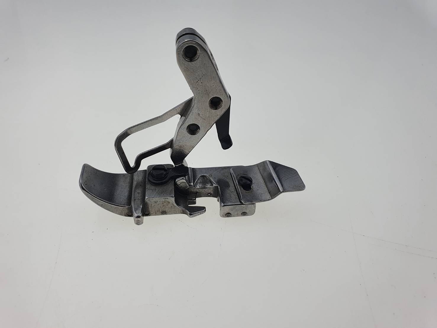 ตีนผีพิเศษแบบล้อสำหรับจักรโพ้งอุตสาหกรรม สี่เส้น สำหรับเย็บผ้ายืด เย็บงานหนัง งาน PVC