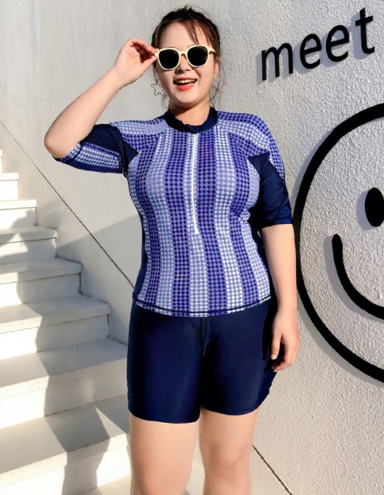 ชุดว่ายน้ำคนอ้วน แบบสปอร์ต 6xl พร้อมส่ง:ชุดว่ายน้ำไซส์ใหญ่สีน้ำเงินแขนสั้นซิปหน้าแต่งลายทาง set 3 ชิ้นมีเสื้อแขนสั้นและกางเกง 2 ตัวแบบสวยคุ้มมากๆจ้าา : รอบอก 38 - 46 นิ้ว กางเกงเอวยืดเอว 36 - 44 นิ้ว // สะโพก 42 - 52 นิ้ว กางเกงเอวผูกเชือกเอว 36 - 46 นิ้ว