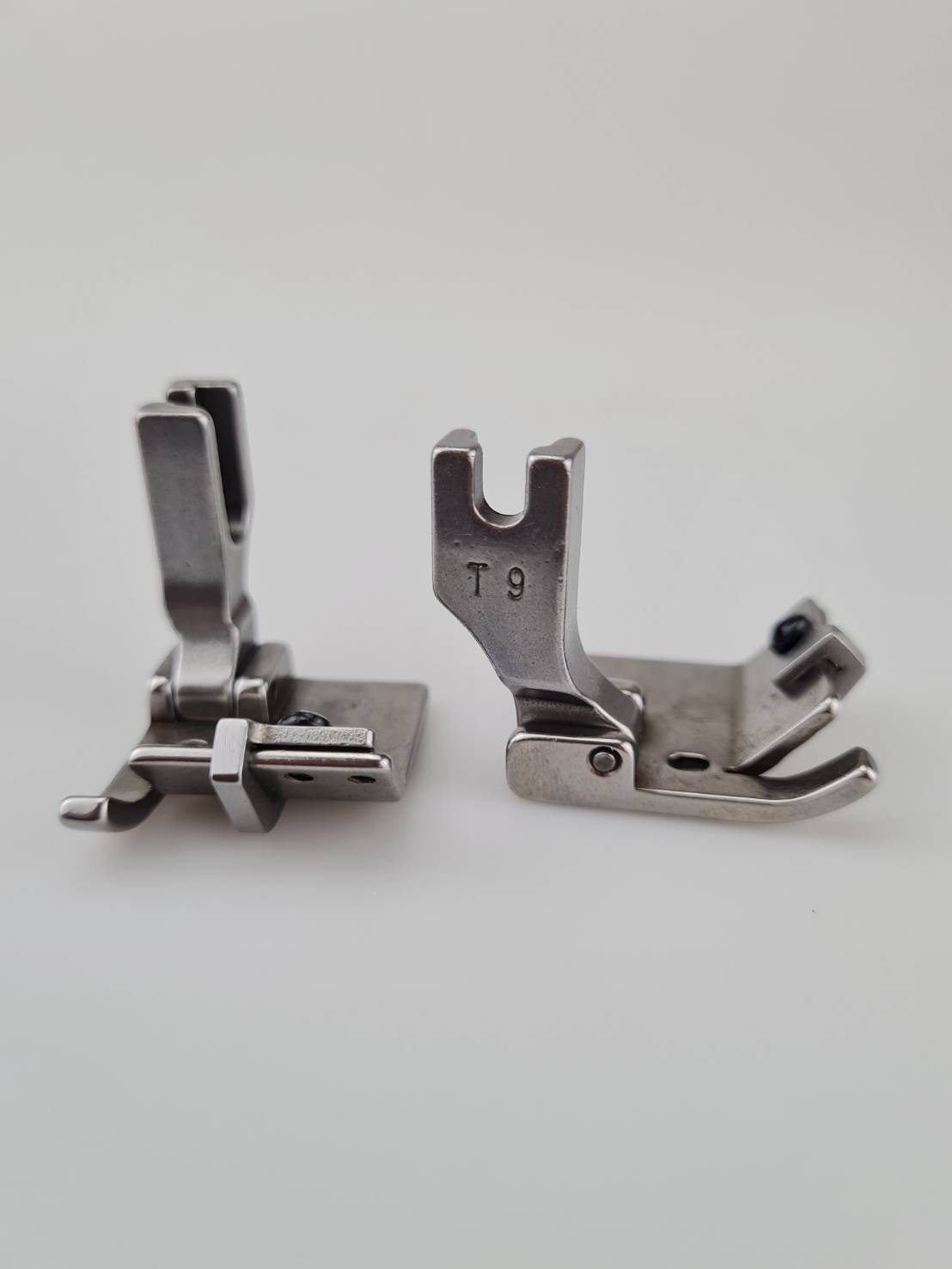 ตีนผีหน้าใหญ่ แบบ T9 สำหรับจักรอุตสาหกรรมเข็มเดี่ยวสามารถกั้นขอบผ้าขณะทำการเย็บได้ช่วยให้เราสามารถเย็บชิ้นงานได้ตรงมากยิ่งขึ้น สามารถปรับขนาดกั้นได้