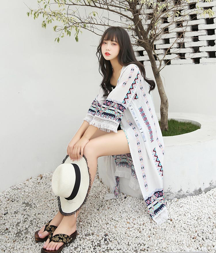 เสื้อคลุมแฟชั่น พร้อมส่ง : เสื้อคลุมสีขาวลายโบฮีเมียนแต่งพู่ที่ขอบแขน แบบสวยมากจ้า